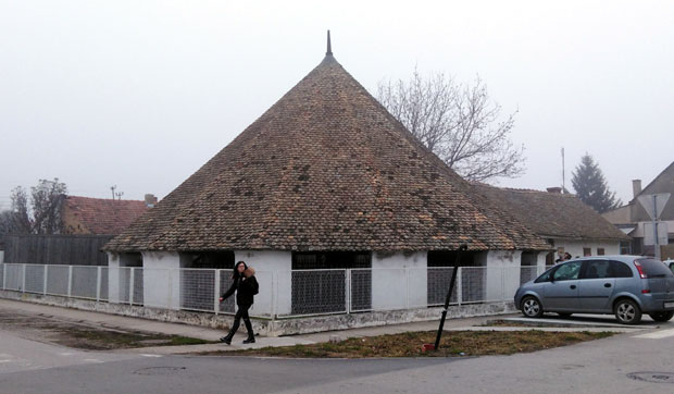 У облику је пирамиде, стар 120 година и висок 8,5 метара: Почела конзервација чувеног кикиндског млина, јединственог у нашој земљи